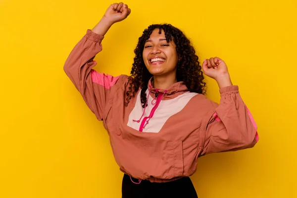 Jovem Mista Mulher Isolada Fundo Rosa Comemorando Dia Especial Salta — Fotografia de Stock