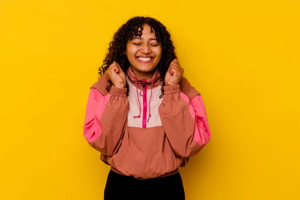 Jovem Mulher Raça Mista Isolado Fundo Rosa Levantando Punho Sentindo — Fotografia de Stock