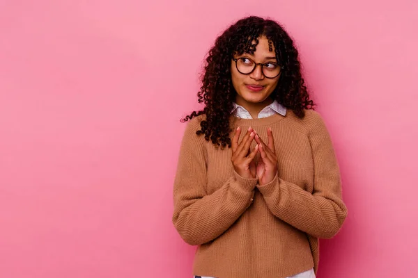 Jonge Gemengde Ras Vrouw Geïsoleerd Roze Achtergrond Maken Van Plan — Stockfoto