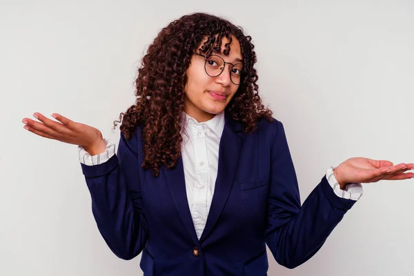 Jeune Entreprise Mixte Femme Isolée Sur Fond Blanc Doutant Haussant — Photo