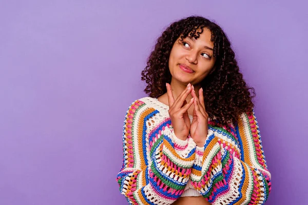 Mor arka planda izole edilmiş genç bir ırk kadını. Aklında bir plan kuruyor, bir fikir yaratıyor..