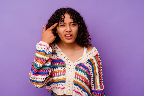 Mor arka planda izole edilmiş genç melez kadın işaret parmağıyla bir hayal kırıklığı gösteriyor..