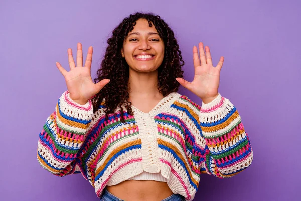 Giovane Donna Razza Mista Isolato Sfondo Viola Mostrando Numero Dieci — Foto Stock