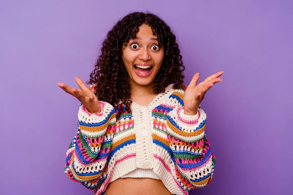 Mor arka planda, zaferi veya başarıyı kutlayan genç melez kadın şaşırmış ve şok olmuştu..