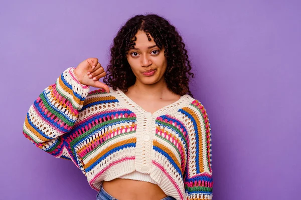 Mor arka planda izole edilmiş genç melez bir kadın. Hoşnutsuz bir jest gösteriyor. Anlaşmazlık konsepti.