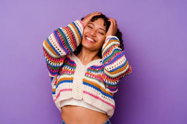 Młoda Mieszanka Rasy Kobieta Odizolowana Fioletowym Tle Śmieje Się Trzymając — Zdjęcie stockowe