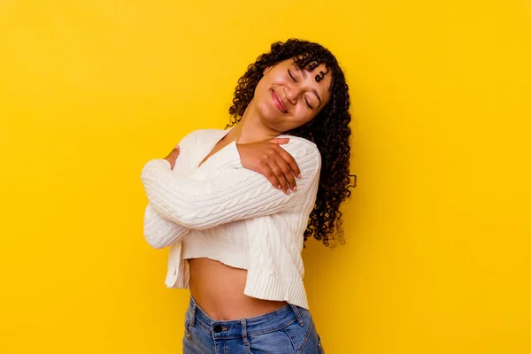 Mujer Joven Mestiza Aislada Sobre Abrazos Fondo Amarillo Sonriente Despreocupada — Foto de Stock