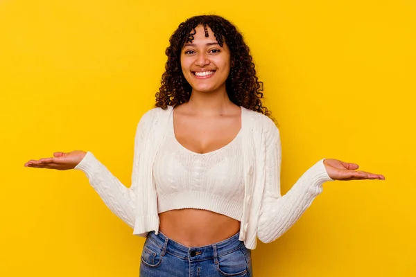 Jonge Gemengde Ras Vrouw Geïsoleerd Gele Achtergrond Met Een Welkome — Stockfoto