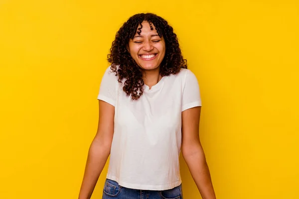 Joven Mujer Mestiza Aislada Sobre Fondo Amarillo Ríe Cierra Los — Foto de Stock