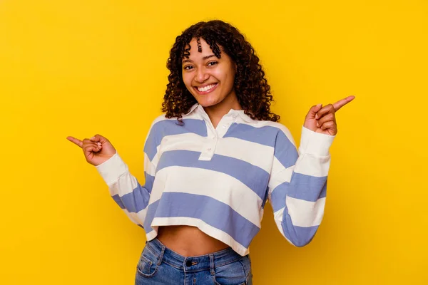 Mujer Joven Raza Mixta Aislada Sobre Fondo Amarillo Apuntando Diferentes — Foto de Stock