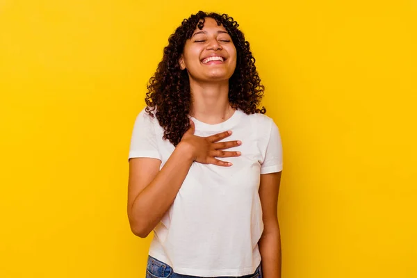 Sarı Arka Planda Soyutlanmış Genç Bir Irk Kadını Elini Göğsüne — Stok fotoğraf