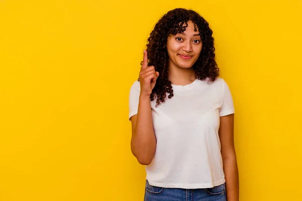 Mujer Joven Raza Mixta Aislada Sobre Fondo Amarillo Mostrando Número —  Fotos de Stock