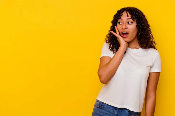 Joven Mujer Mestiza Aislada Sobre Fondo Amarillo Siendo Sorprendida Por —  Fotos de Stock