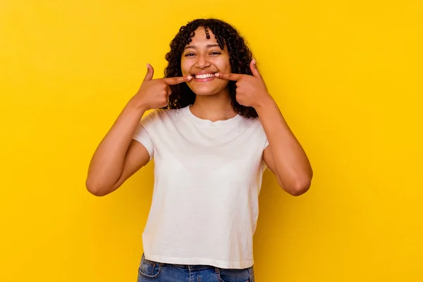 Mujer Joven Raza Mixta Aislada Sobre Fondo Amarillo Sonríe Señalando —  Fotos de Stock