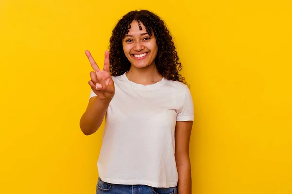 Joven Mujer Mestiza Aislada Sobre Fondo Amarillo Mostrando Signo Victoria —  Fotos de Stock