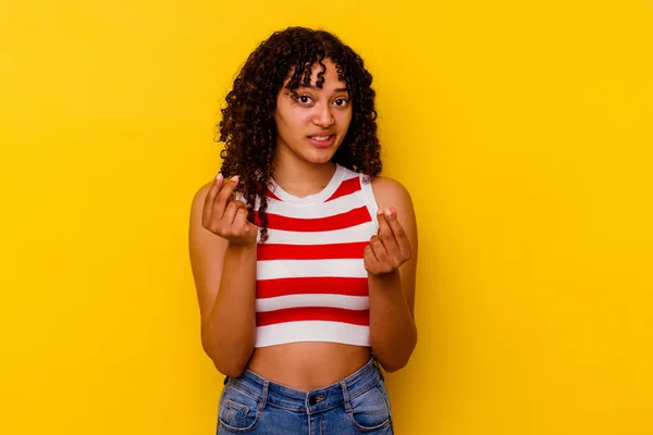 Mladá Smíšená Rasa Žena Izolované Žlutém Pozadí Ukazující Nemá Žádné — Stock fotografie