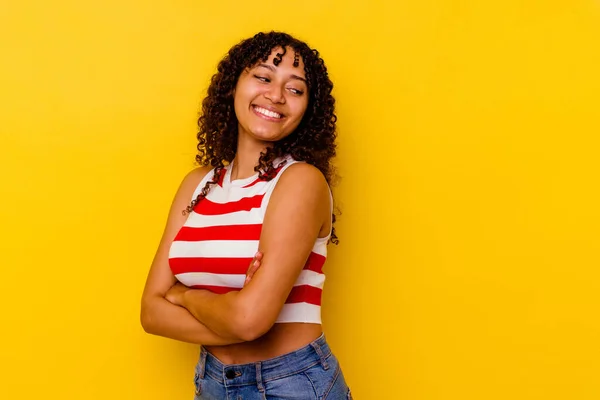 Joven Mujer Mestiza Aislada Sobre Fondo Amarillo Riendo Divirtiéndose —  Fotos de Stock