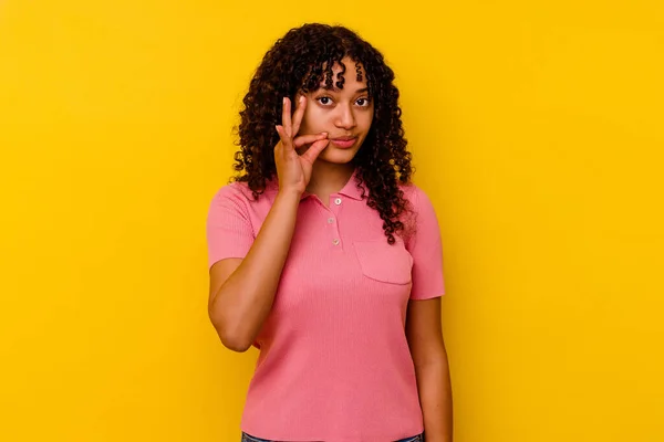Mujer Joven Raza Mixta Aislada Sobre Fondo Amarillo Con Dedos — Foto de Stock