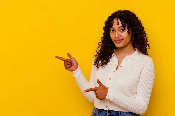黄色の背景に隔離された若い混合人種の女性は コピースペースにインデックス指で指してショックを受けました — ストック写真
