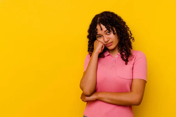 Mujer Joven Raza Mixta Aislada Sobre Fondo Amarillo Que Siente — Foto de Stock