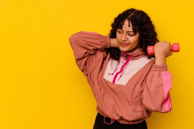 Sarı arka planda soyutlanmış genç, melez bir kadın.