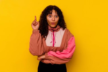 Pembe arka planda soyutlanmış genç melez bir kadının harika bir fikri var, yaratıcılık kavramı..