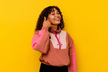 Pembe arka planda izole edilmiş genç melez kadın parmakları olan bir cep telefonu hareketi gösteriyor..