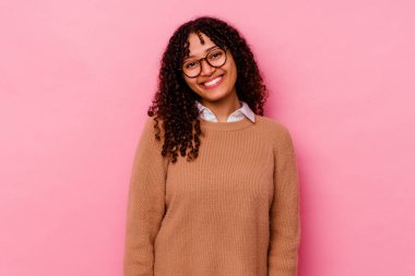Genç melez kadın pembe arka planda izole edilmiş mutlu, güler yüzlü ve neşeli.