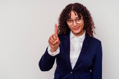 Genç iş kadını, beyaz arka planda izole edilmiş, parmaklarıyla bir numarayı gösteriyor..