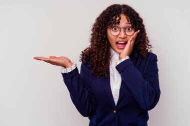 Beyaz arka planda izole edilmiş genç iş kadını bir avuç içinde fotokopi alanı tutuyor, el üstünde tutuyor. Şaşırmış ve mutlu..