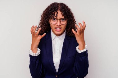 Beyaz arka planda izole edilmiş genç iş kadını gergin ellerle çığlık atıyor..