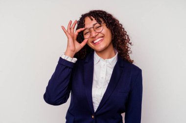 Genç iş kadını, beyaz arka planda izole edilmiş, heyecanlı, tamam mı?.