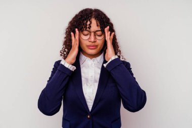 Genç iş kadını, beyaz arka planda izole edilmiş tapınaklara dokunuyor ve başı ağrıyor..