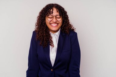 Beyaz arka planda izole edilmiş genç iş kadını gülüyor ve gözlerini kapıyor, rahat ve mutlu hissediyor..