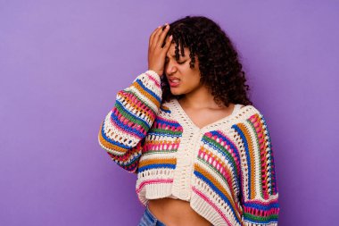 Mor arka planda izole edilmiş genç bir ırk kadını bir şeyi unutuyor, alnına avuç içi ile vuruyor ve gözlerini kapıyor..