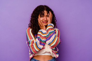 Mor arka planda yalnız kalmış, mızmız ve ağlayan genç bir ırk kadını..