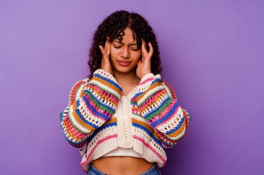 Mor arka planda izole edilmiş genç bir ırk kadını tapınaklara dokunuyor ve başı ağrıyor..