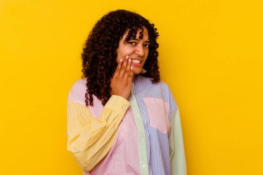 Sarı arka planda izole edilmiş genç bir ırk kadını. Güçlü bir diş ağrısı, azı dişi ağrısı var..