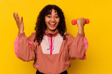 Sarı arka planda soyutlanmış genç, melez bir kadın.