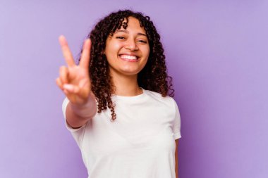 Mor arka planda izole edilmiş genç melez kadın.