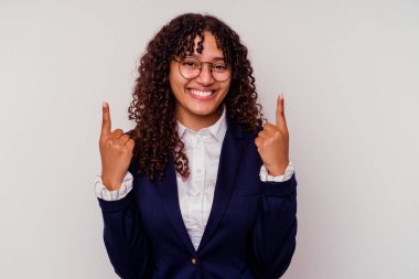 Beyaz arka planda izole genç iş karışık ırk kadın iki ön parmak açık bir boşluk göstermektedir.