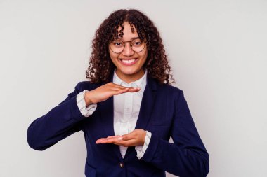 Beyaz arka planda izole edilmiş genç iş kadını iki eliyle bir şey tutuyor, ürün sunumu..