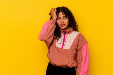 Pembe arka planda soyutlanmış genç melez bir kadın şok geçiriyordu. Önemli bir buluşmayı hatırladı..