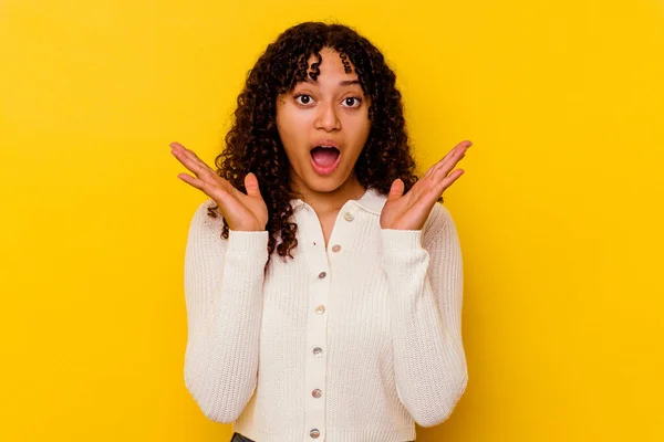 Jeune Femme Métisse Isolée Sur Fond Jaune Surprise Choquée — Photo