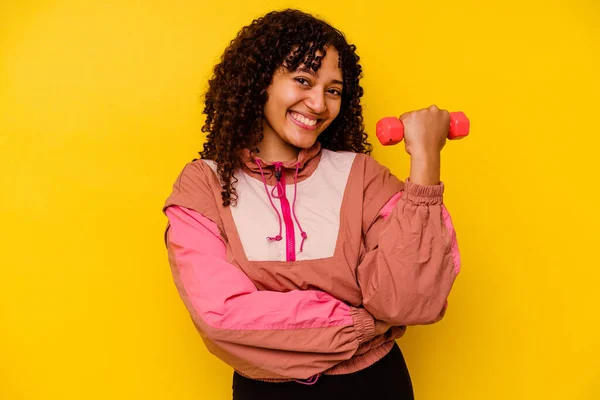 Jovem Mista Mulher Esporte Isolado Fundo Amarelo — Fotografia de Stock