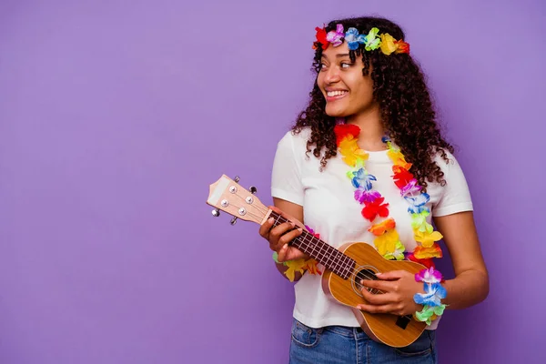 年轻的Hawaiian女人扮演紫色背景的Ukelele — 图库照片