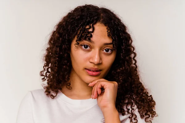 Jong Gemengd Ras Vrouw Gezicht Closeup Geïsoleerd Witte Achtergrond — Stockfoto