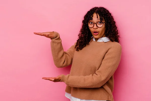 Jovem Mista Mulher Isolada Fundo Rosa Chocado Surpreso Segurando Espaço — Fotografia de Stock