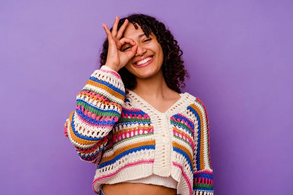 Jong Gemengd Ras Vrouw Geïsoleerd Paarse Achtergrond Opgewonden Houden Gebaar — Stockfoto