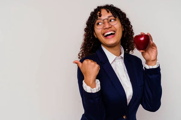 Unga Företag Blandras Kvinna Håller Ett Rött Äpple Isolerad Vita — Stockfoto